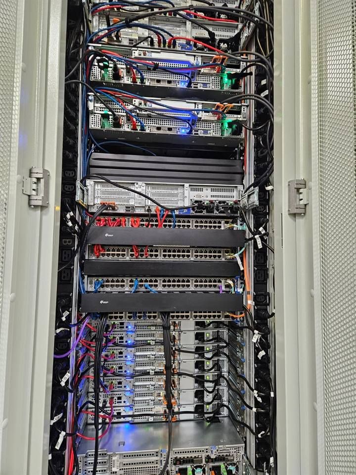 Сървърен шкаф с облачната инфраструктура на Хелпдеск България